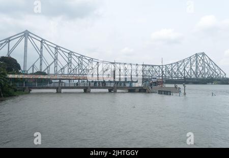 Die Howrah-Brücke, eine ausbalancierte, befestigte Freischwinger-Brücke über den Hooghly-Fluss in Westbengalen, Indien, Südasien-Pazifik, 28. Juni 2022 Stockfoto