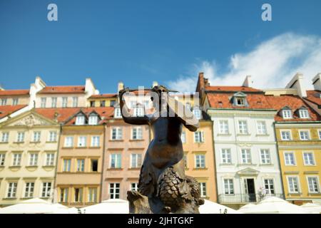 Die Statue der Meerjungfrau von Warschau oder Syrenka Warzawska, ein Symbol der polnischen Hauptstadt, befindet sich im Zentrum des Altstädter Marktplatzes. Stockfoto