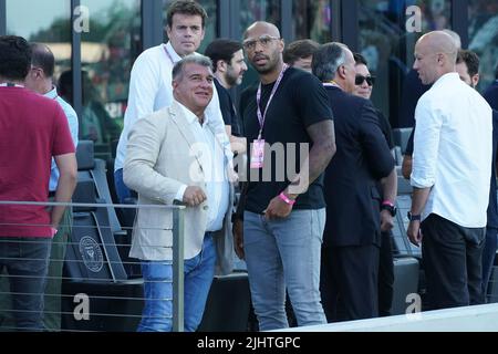 Fort Lauderdale, Florida, USA, 19. Juli 2022, Thierry Henry (rechts) schaut nach oben, als er von Fans im DRV PNK Stadium in einem Freundschaftspiel gerufen wird. (Foto: Marty Jean-Louis) Quelle: Marty Jean-Louis/Alamy Live News Stockfoto