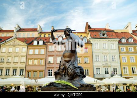 Die Statue der Meerjungfrau von Warschau oder Syrenka Warzawska, ein Symbol der polnischen Hauptstadt, befindet sich im Zentrum des Altstädter Marktplatzes. Stockfoto