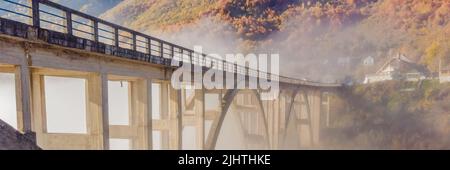 Montenegro. Dschurdschevich Brücke über den Fluss Tara nebligen Morgen-BANNER, LANGE FORMAT Stockfoto