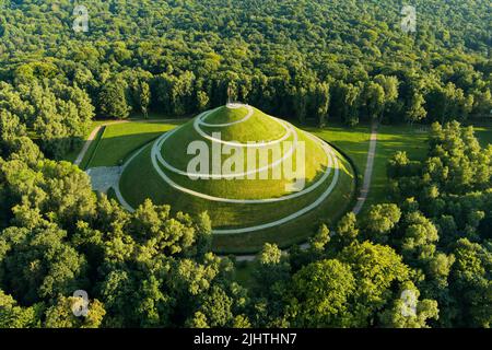 Luftaufnahme des berühmten Pilsudski-Hügels an einem sonnigen Sommertag, einem künstlichen Hügel im westlichen Teil von Krakau, auf den Sowiniec-Höhen. Stockfoto