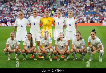 England Spieler, hintere Reihe von links nach rechts, Rachel Daly, Millie Bright, Mary Earps, Ellen White und Leah Williamson. Vordere Reihe von links nach rechts, Beth Mead, Fran Kirby, Lauren Hemp, Georgia Stanway, Keira Walsh und Lucy Bronze stehen vor dem UEFA Women's Euro 2022 Quarter Final im Brighton & Hove Community Stadium an. Bilddatum: Mittwoch, 20. Juli 2022. Stockfoto