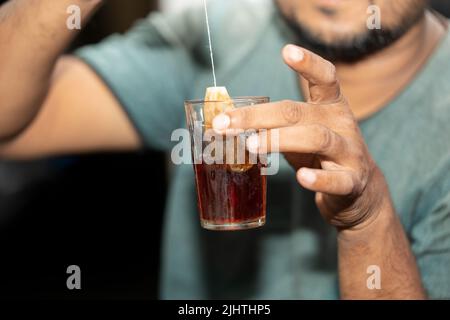 Konzept für Heißgetränke. Handhaltende Tasse isoliert auf Stockfoto