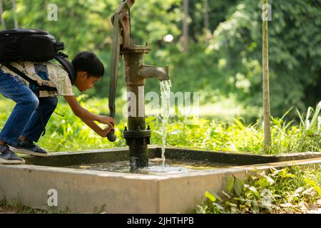 Alte Hand Wasserpumpe im Dorf Stockfoto