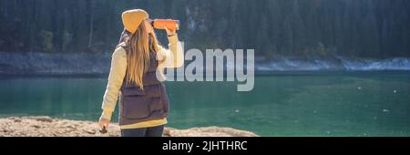 BANNER, LANGFORMATIGE Frau Tourist im Hintergrund der Panorama-Morgen-Ansicht des Black Lake Crno Jezero. Ruhige Sommerszene im Durmitor Nacionalni Park Stockfoto