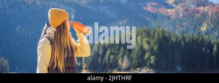 BANNER, LANGFORMATIGE Frau Tourist im Hintergrund der Panorama-Morgen-Ansicht des Black Lake Crno Jezero. Ruhige Sommerszene im Durmitor Nacionalni Park Stockfoto