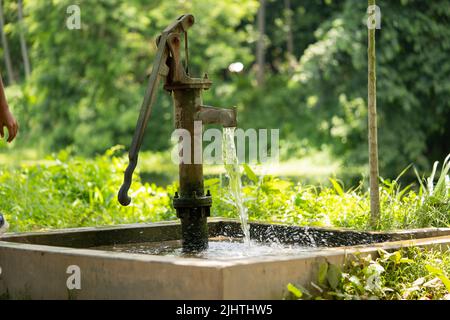 Alte Hand Wasserpumpe im Dorf Stockfoto