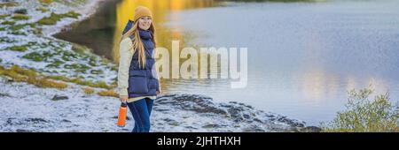 BANNER, LANGFORMATIGE Frau Tourist im Hintergrund der Panorama-Morgen-Ansicht des Black Lake Crno Jezero. Ruhige Sommerszene im Durmitor Nacionalni Park Stockfoto