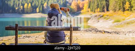 BANNER, LANGFORMATIGE Frau Tourist im Hintergrund der Panorama-Morgen-Ansicht des Black Lake Crno Jezero. Ruhige Sommerszene im Durmitor Nacionalni Park Stockfoto