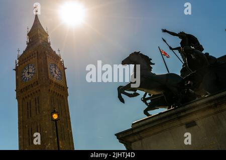 Big Ben, Houses of Parliament und eine Union Jack-Flagge, die hinter der berühmten Boadicea- oder Boudica-Statue auf der Westminster Bridge, London, England, fliegt Stockfoto