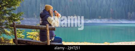 BANNER, LANGFORMATIGE Frau Tourist im Hintergrund der Panorama-Morgen-Ansicht des Black Lake Crno Jezero. Ruhige Sommerszene im Durmitor Nacionalni Park Stockfoto