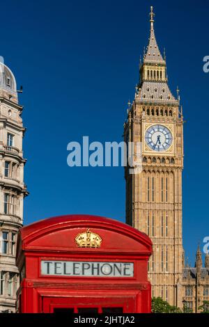Big Ben, die Houses of Parliament und eine traditionelle rote Telefonbox in London, England Stockfoto
