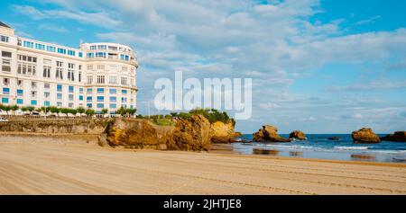Ein Blick auf die südlichste Seite des Strandes La Grande Plage in Biarritz, Frankreich, mit seinen charakteristischen Klippen und Felsformationen, am frühen Morgen Stockfoto