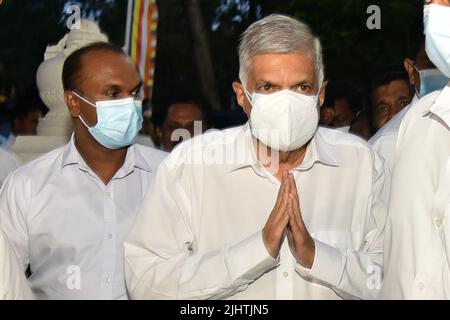 Colombo, Sri Lanka. 20.. Juli 2022. Ranil Wickremesinghe (Front) besucht am 20. Juli 2022 einen buddhistischen Tempel in Colombo, Sri Lanka. Der amtierende Präsident Ranil Wickremesinghe wurde am Mittwoch in einer Parlamentswahl zum neuen Präsidenten Sri Lankas gewählt. Quelle: Gayan Sameera/Xinhua/Alamy Live News Stockfoto