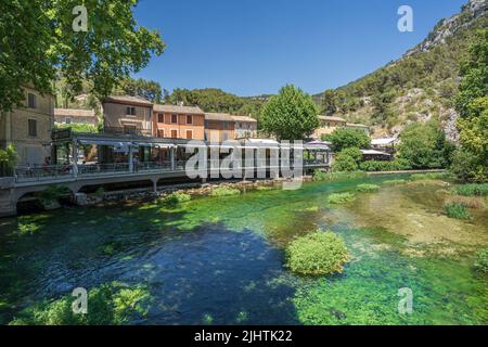 Die natürliche Landschaft mit grünen Bäumen und Fluss des berühmten Reiseziels, Fontaine-de-Vaucluse, einer kleinen Stadt in der Provence, Frankreich Stockfoto