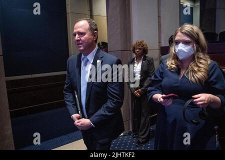 Washington, DC, USA. 20.. Juli 2022. Der Vertreter der Vereinigten Staaten, Adam Schiff (Demokrat von Kalifornien), trifft ein, um zu hören, wie Olena Zelenska, die Ehefrau des ukrainischen Präsidenten Wolodymyr Zelenskyy, am Mittwoch, dem 20. Juli 2022, in Washington, DC, den Mitgliedern des Kongresses auf dem Kapitolshügel eine Rede über die Verteidigung der Ukraine gegen die Invasion Russlands hält. Quelle: Jabin Botsford/Pool Via Cnp/Media Punch/Alamy Live News Stockfoto