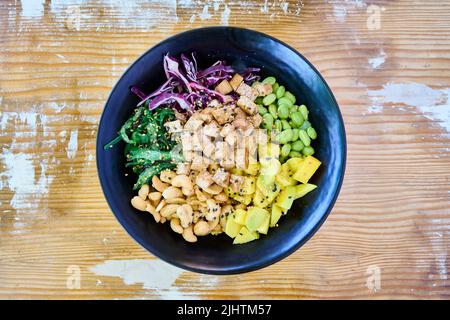 Ein Blick von oben auf das Sack mit Huhn, Lachs und Avocado Stockfoto