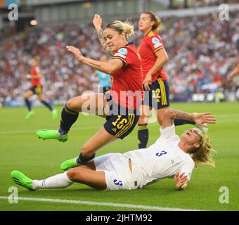 Brighton, Großbritannien. 20.. Juli 2022. England gegen Spanien - UEFA Women's Euro 2022 - Viertelfinale - Brighton & Hove Community Stadium die Engländerin Rachel Daly bekämpft Maria Pilar Leon während des Spiels gegen Spanien. Bildnachweis: Kredit: Mark Pain/Alamy Live Nachrichten Stockfoto