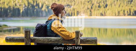 BANNER, LANGFORMAT Mann Tourist im Hintergrund der Panorama-Morgen-Ansicht des Black Lake Crno Jezero. Ruhige Sommerszene im Durmitor Nacionalni Park Stockfoto