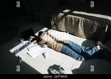 Burnout, Verschleppung, emotionale Probleme, Depression . Traurig müde depressiv unglückliche Frau lügt Stockfoto
