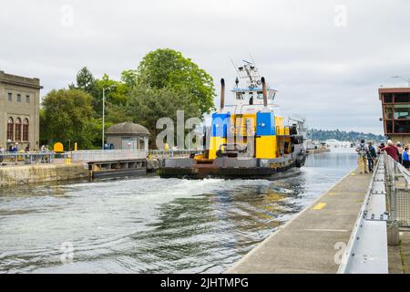 Seattle - 18. Juli 2022; Ocean Going Schlepper Pacific Titan fährt ab, obwohl Ballard in Seattle ins Süßwasser einsperrt Stockfoto