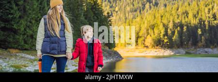 BANNER, LANGFORMATIGE Mutter und Sohn Touristen im Hintergrund der Panorama-Morgenansicht des Black Lake Crno Jezero. Ruhige Sommerszene von Durmitor Nacionalni Stockfoto