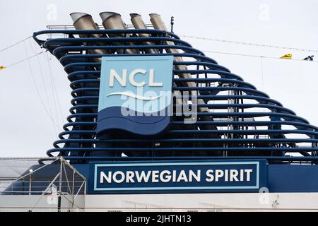 Seattle - 18. Juli 2022; NCL-Kreuzfahrtschiff-Logo und Namensschild von Norwegian Spirit Stockfoto