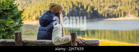 BANNER, LANGFORMATIGE Frau Tourist im Hintergrund der Panorama-Morgen-Ansicht des Black Lake Crno Jezero. Ruhige Sommerszene im Durmitor Nacionalni Park Stockfoto