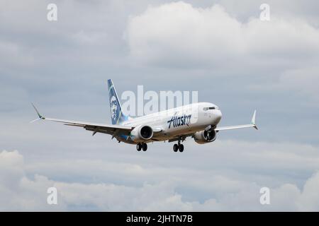 Seattle - 17. Juli 2022; Boeing 737 MAX 9 landete mit Rädern nach unten in der Lackierung von Alaska Airlines Stockfoto