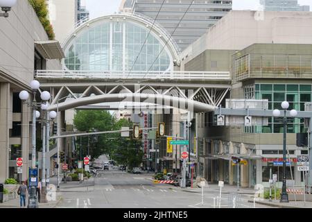 Seattle - 17. Juli 2022; Blick nach Westen entlang der Pike Street und unter dem Seattle Convention Center Arch Stockfoto