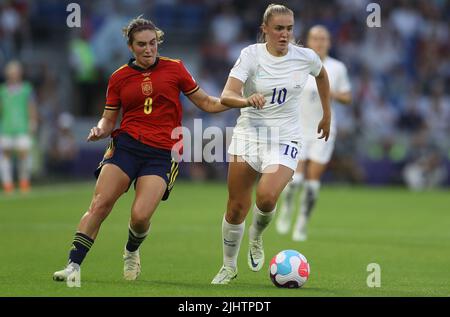 Brighton und Hove, Großbritannien. 20.. Juli 2022. Georgia Stanway aus England und Mariona Caldentey aus Spanien fordern den Ball während des Spiels der UEFA Women's European Championship 2022 im AMEX Stadium, Brighton und Hove. Bildnachweis sollte lauten: Paul Terry/Sportimage Kredit: Sportimage/Alamy Live News Stockfoto