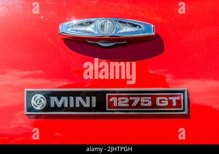 Nahaufnahme eines Mini 1275 GT-Emblems auf der „The „The „The“ in Reading, Großbritannien Stockfoto