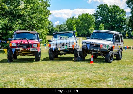 Eine Sammlung von Land Rover und Range Rover Geländewagen im Geländewagen 4x4 auf der Motorshow in Reading, Großbritannien Stockfoto
