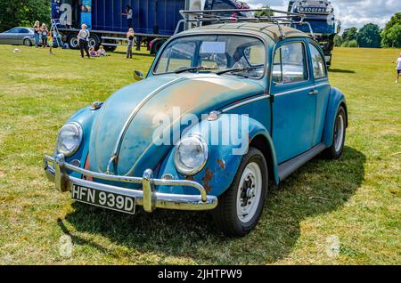 Front eines blauen 1966 VW Käfer, der auf der The Bukshire Motor Show in Reading, UK, renoviert werden muss Stockfoto