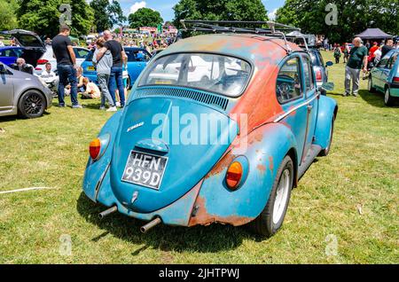 Rückansicht eines blauen VW Käfer aus dem Jahr 1966, der eine Renovierung auf der Motorshow in Reading, Großbritannien, benötigt Stockfoto