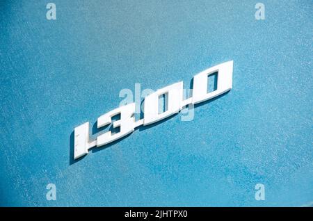 Nahaufnahme eines „1300“-Emblems auf der Rückseite eines VW-Käfer aus dem Jahr 1966 auf der „The Beetle“-Automobilausstellung in Reading, Großbritannien Stockfoto