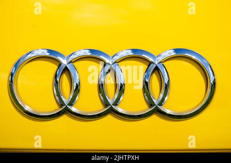 Nahaufnahme eines Audio-Logos auf einem gelben Auto. Stockfoto