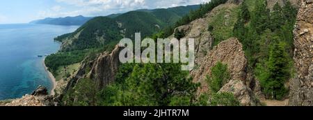 Sommer Blick von der Klippe auf den Baikalsee an sonnigen Tagen. Wunderschöne Panoramalandschaft mit Wolken Stockfoto