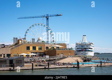 Allas Sea Pool vor dem Hotel, Riesenrad und festfahrtes Kreuzschiff im Hintergrund, in Helsinki, Finnland Stockfoto