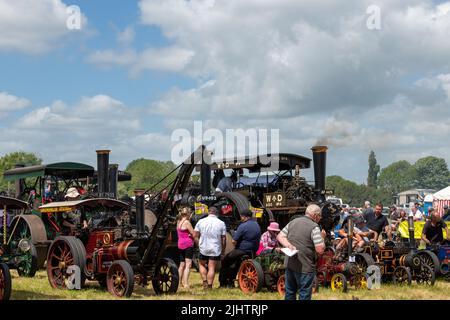 West Bay.Dorset.Vereinigtes Königreich.Juni 12. 2022.Eine Auswahl an Miniatur- und Vollformat-Triebwerken wird auf der West Bay Vintage ral ausgestellt Stockfoto