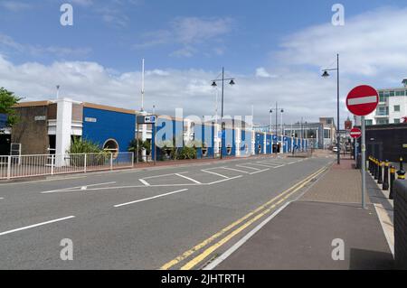 Attraktiver, blau-weiß lackierter Tiefgarage in der Nähe des Mermaid Quay, Cardiff Bay, Sommer 2022. Juli Stockfoto