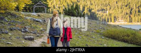 BANNER, LANGFORMATIGE Mutter und Sohn Touristen im Hintergrund der Panorama-Morgenansicht des Black Lake Crno Jezero. Ruhige Sommerszene von Durmitor Nacionalni Stockfoto