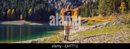 BANNER, LANGFORMAT Mann Tourist im Hintergrund der Panorama-Morgen-Ansicht des Black Lake Crno Jezero. Ruhige Sommerszene im Durmitor Nacionalni Park Stockfoto