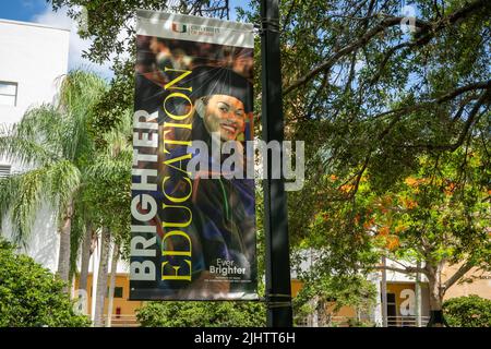 CORAL GABLES, FL, USA - 2. JULI 2022: Campus-Flagge und Banner an der University of Miami. Stockfoto