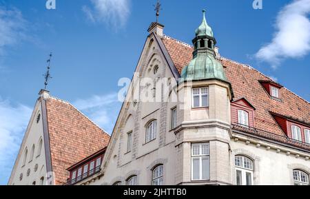 Die Altstadt - der älteste Teil von Tallinn in Estland mit orangefarbenen Ziegeldächern und alten Gebäuden Stockfoto