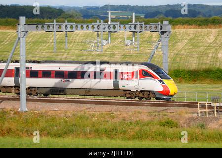 Ein britischer Zug der Klasse 800 Azuma der London North East Railway, der hier durch Colton Junction in der Nähe von York, North Yorkshire, Großbritannien, fährt Stockfoto