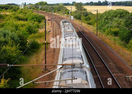 Ein britischer Zug der Klasse 800 Azuma der London North East Railway, der hier durch Colton Junction in der Nähe von York, North Yorkshire, Großbritannien, fährt Stockfoto