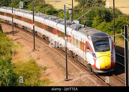 Ein britischer Zug der Klasse 800 Azuma der London North East Railway, der hier durch Colton Junction in der Nähe von York, North Yorkshire, Großbritannien, fährt Stockfoto