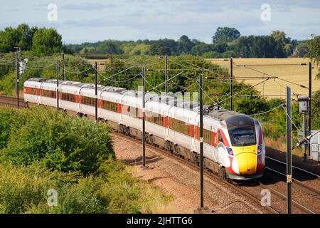 Ein britischer Zug der Klasse 800 Azuma der London North East Railway, der hier durch Colton Junction in der Nähe von York, North Yorkshire, Großbritannien, fährt Stockfoto